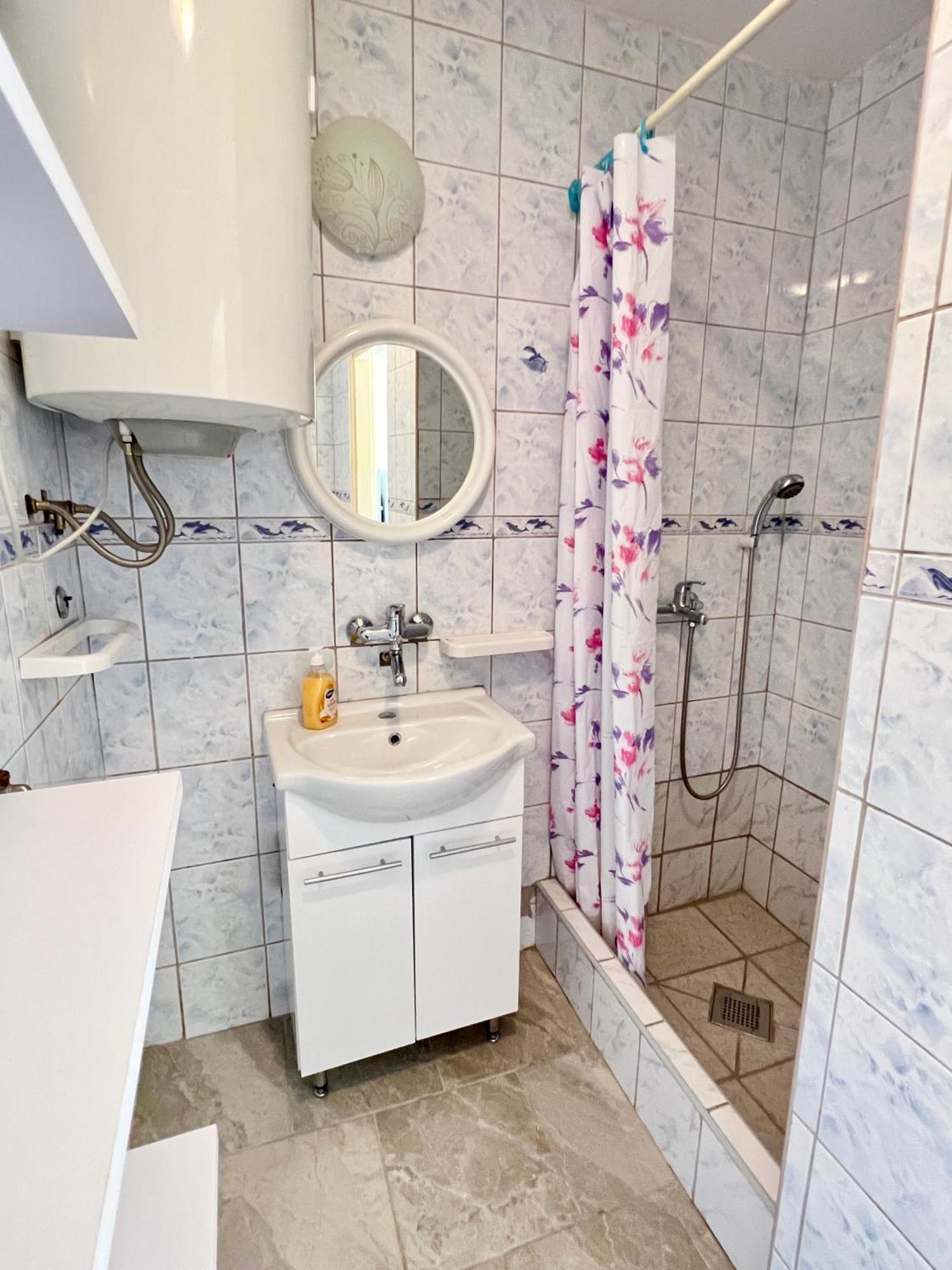 Apartmani Lidija Karin Donji Donji Karin Exteriör bild